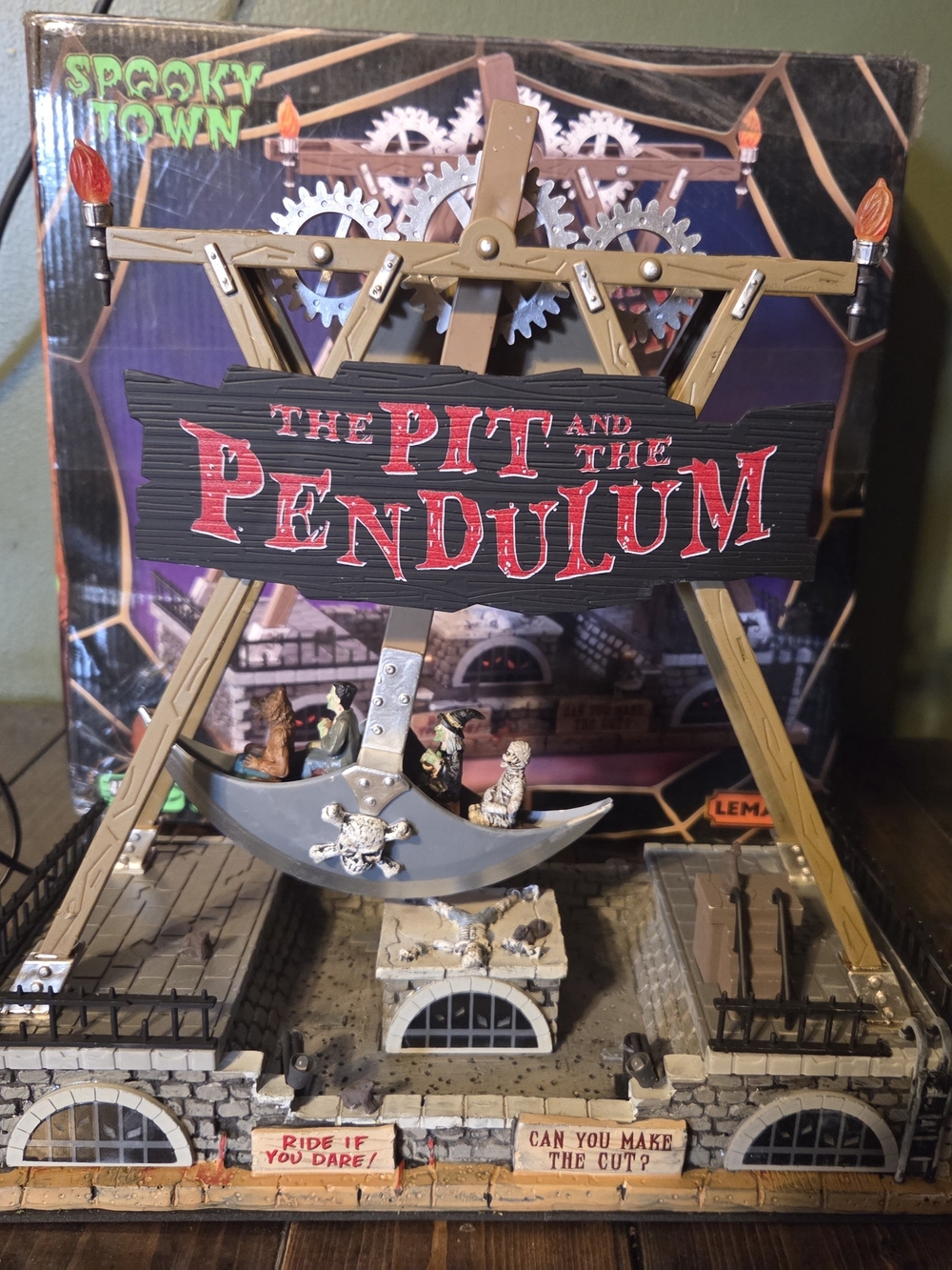 Lemax The Pit and The Pendulum Halloween Ride - Black/Red/Brown
